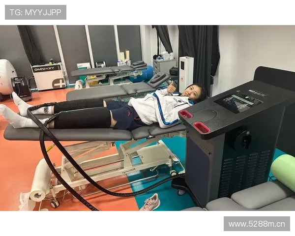 丁霞训练完直接拎爱马仕去吃路边摊，这反差谁懂啊